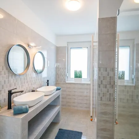 Daire Grey Lights Garden