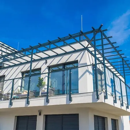 Grey Lights Garden 公寓