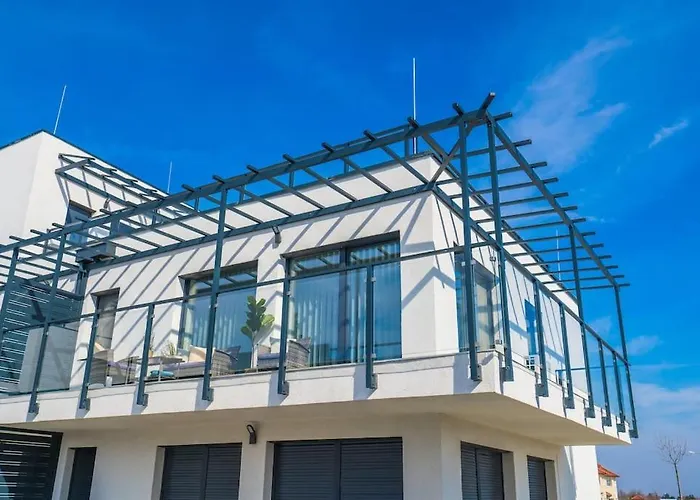 Grey Lights Garden アパート