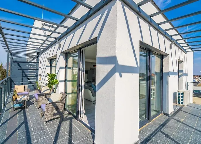 Grey Lights Garden דירה