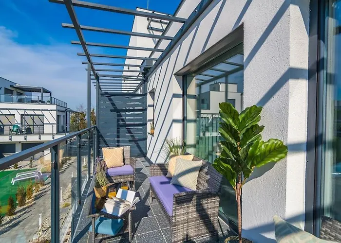 Grey Lights Garden דירה